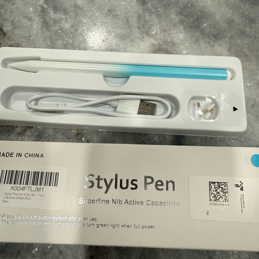 Stylus Pen with Blue and White Design IPAD 9th Generation.